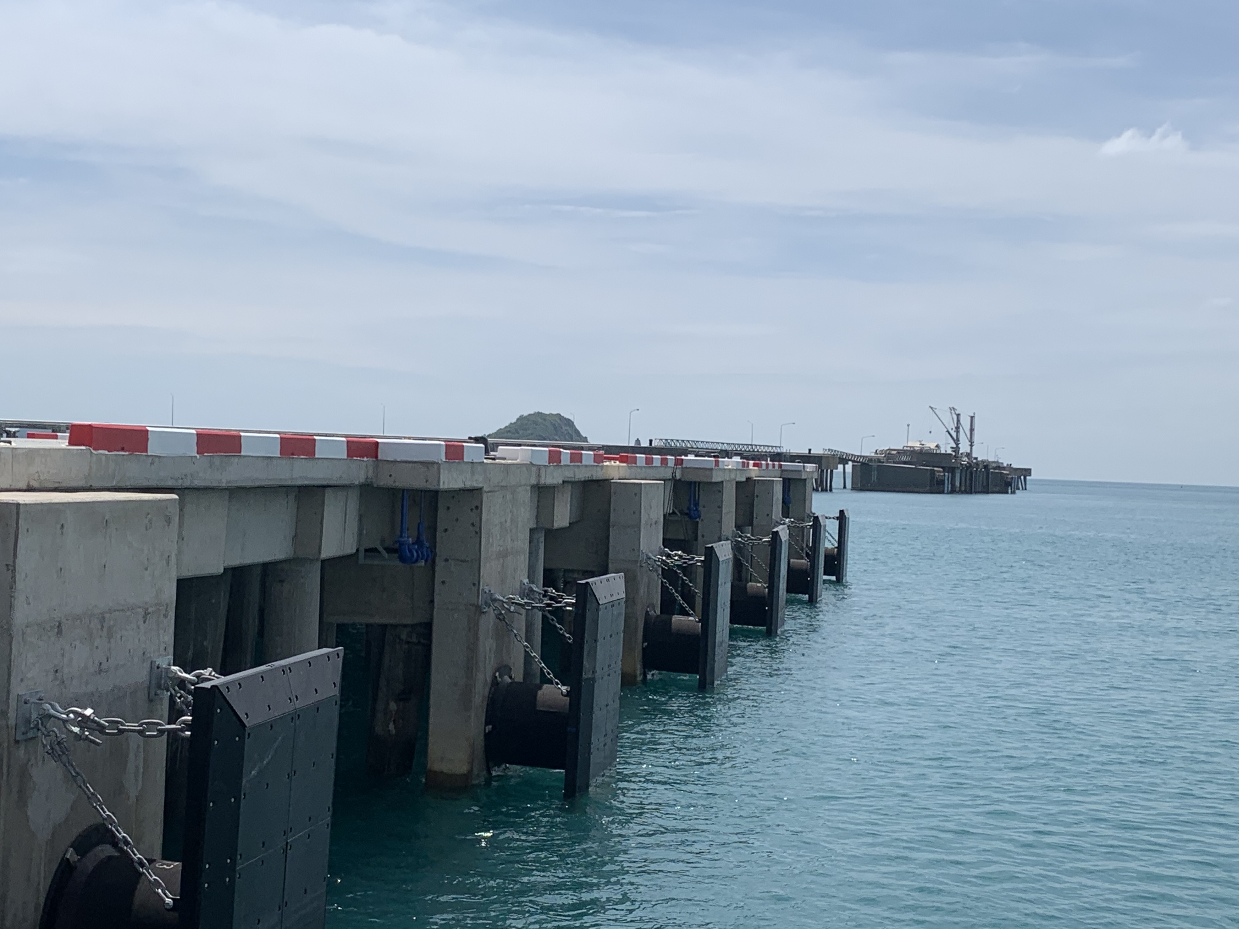 โครงการจ้างก่อสร้างขยายขีดความสามารถท่าเทียบเรือ หมายเลข 6 ท่าเรือจุกเสม็ด ท่าเรือพาณิชย์สัตหีบ ฐานทัพเรือสัตหีบ